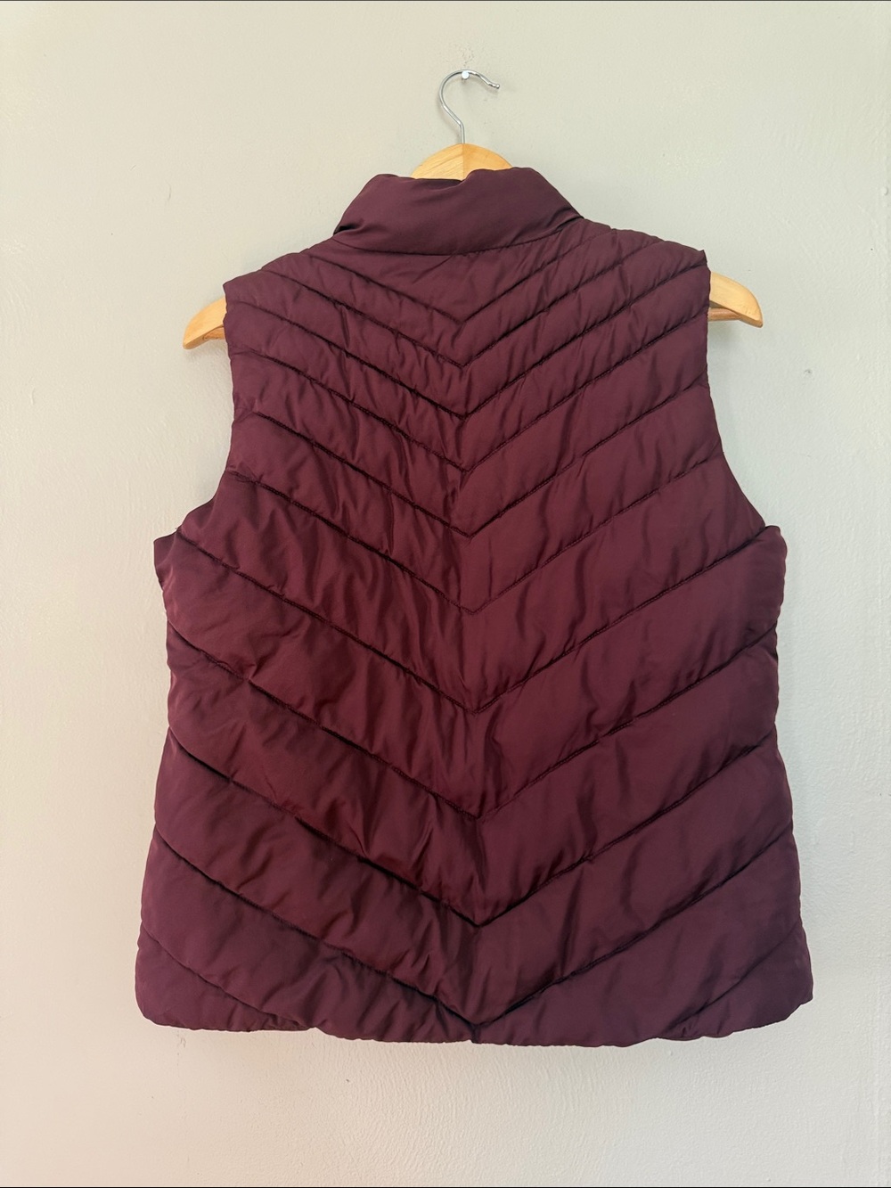 GAP Quilted Vest in Maroon medium - Picture 6 of 6